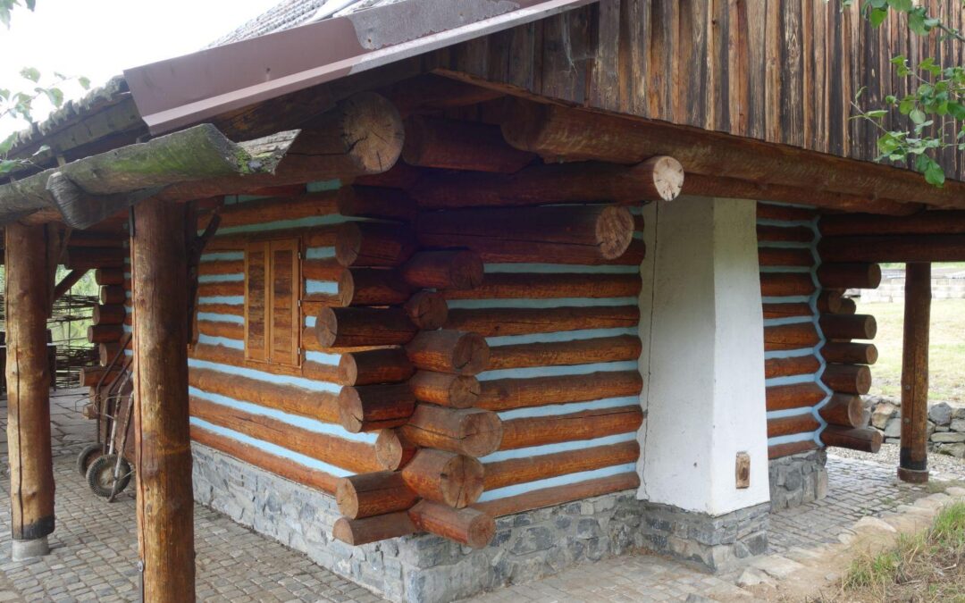 Stavební pozemek 2000m2 s&nbsp;rozest. domem a&nbsp;dřevěnou obyvatelnou stodolou, sítě, klidná lok.