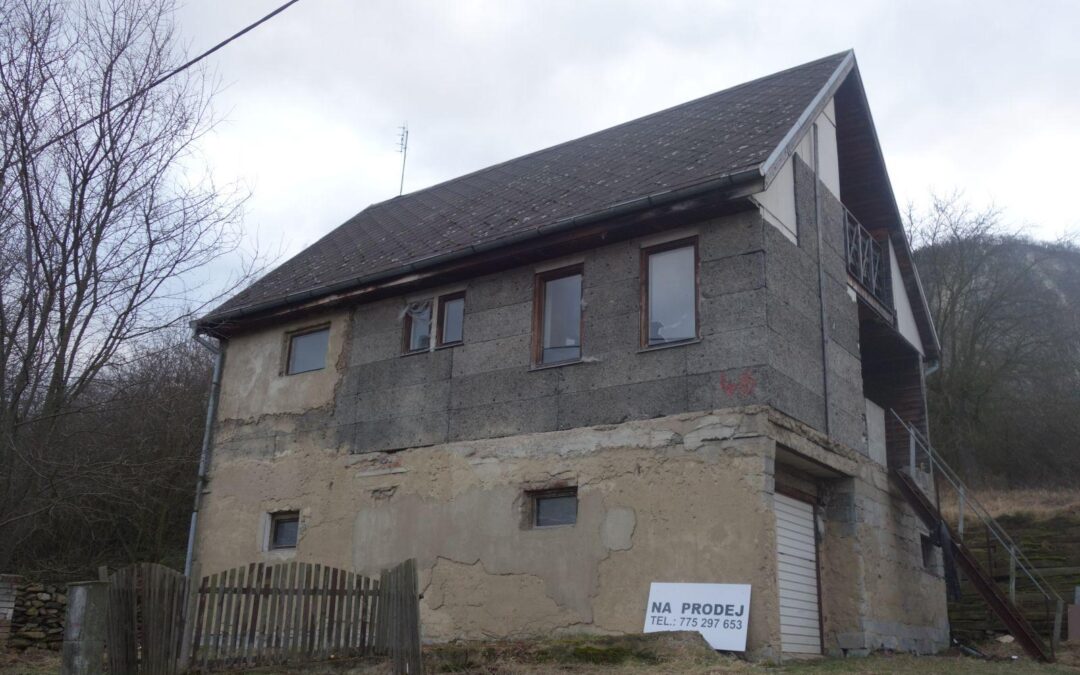 Prostorný rodinný dům na pěkném plně zasítovaném pozemku 700m2, vyklizený