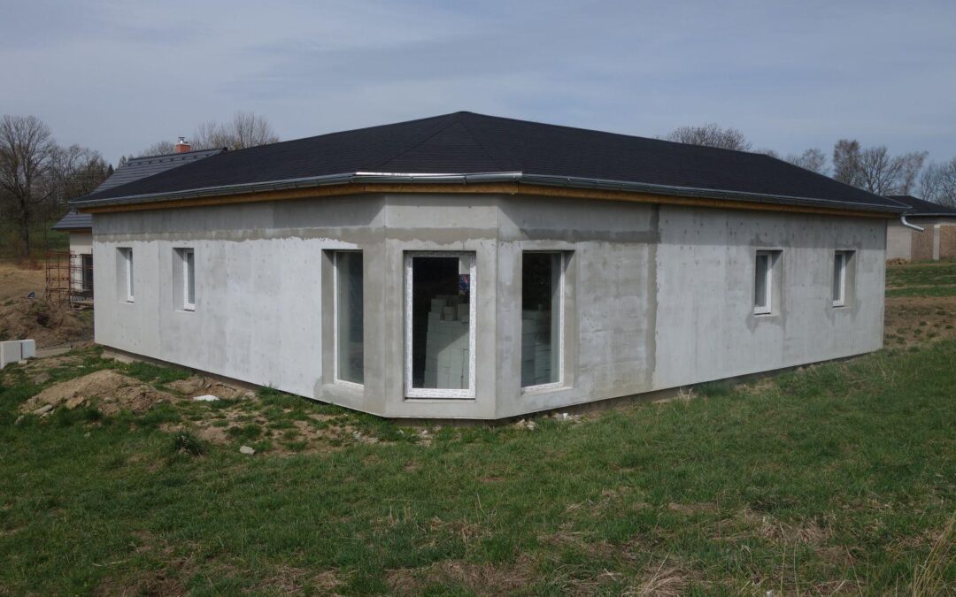 Prodej hrubé stavby rod. domu 100m2 jako 4+kk vč. pozemku 1000m2 v&nbsp;obci Horní Podluží-Světlík