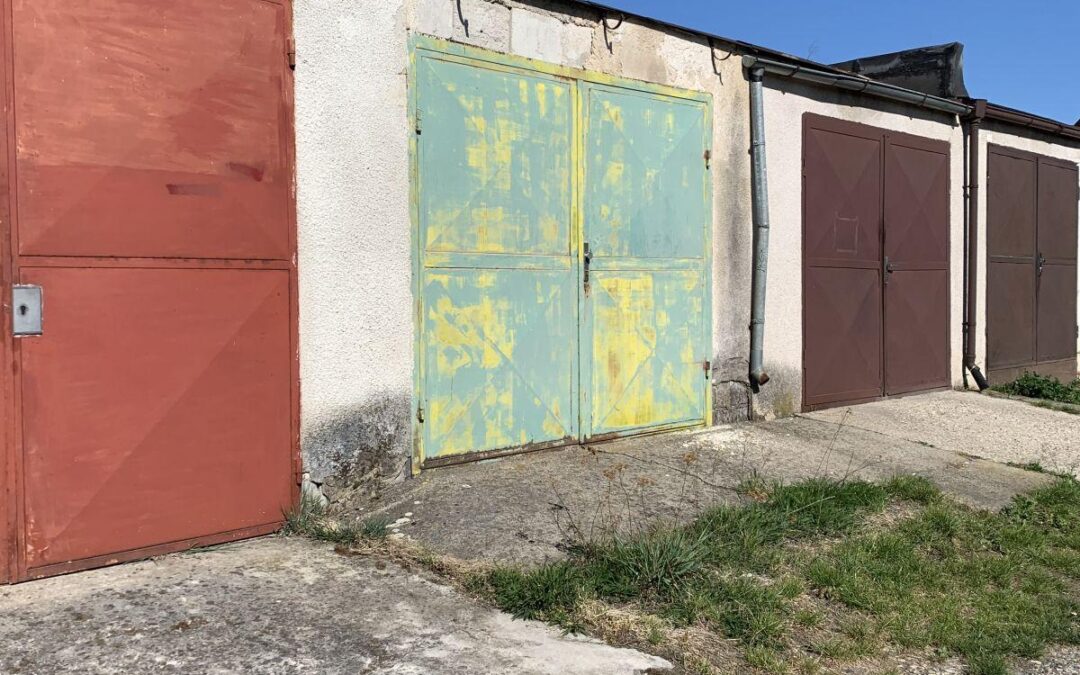 Nabízím k&nbsp;prodeji garáž v&nbsp;Kostelci nad Labem o&nbsp;výměře 20 m2, v&nbsp;osobním vlastnictví.